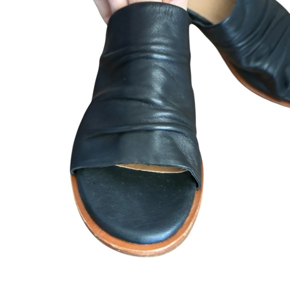 Sofft Chrissie Black Leather Heeled Slide
Sandals size 8.5 preloved - Picture 7 of 11